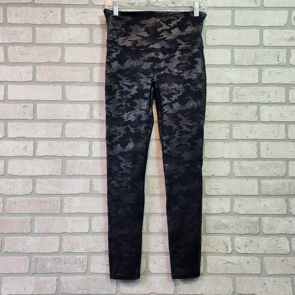 SPANX Womens Black Faux Leather Camouflage Print Shapewear Leggings Size L   EUC - Picture 1 of 15